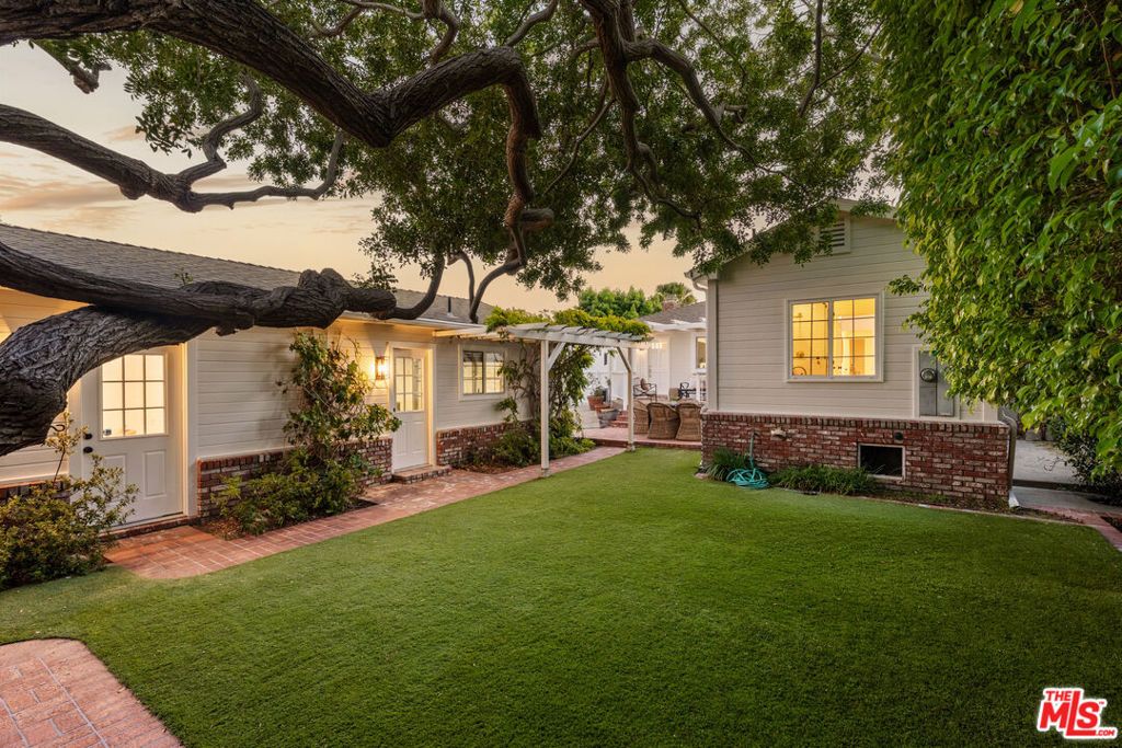 Image 25 of property listing at 8316 Westlawn Avenue, Los Angeles, CA 90045