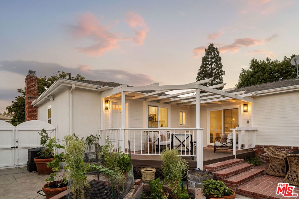 Image 27 of property listing at 8316 Westlawn Avenue, Los Angeles, CA 90045