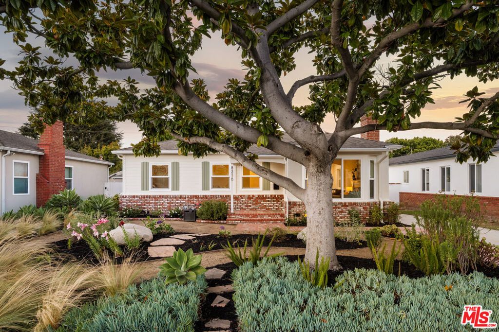 Image 28 of property listing at 8316 Westlawn Avenue, Los Angeles, CA 90045