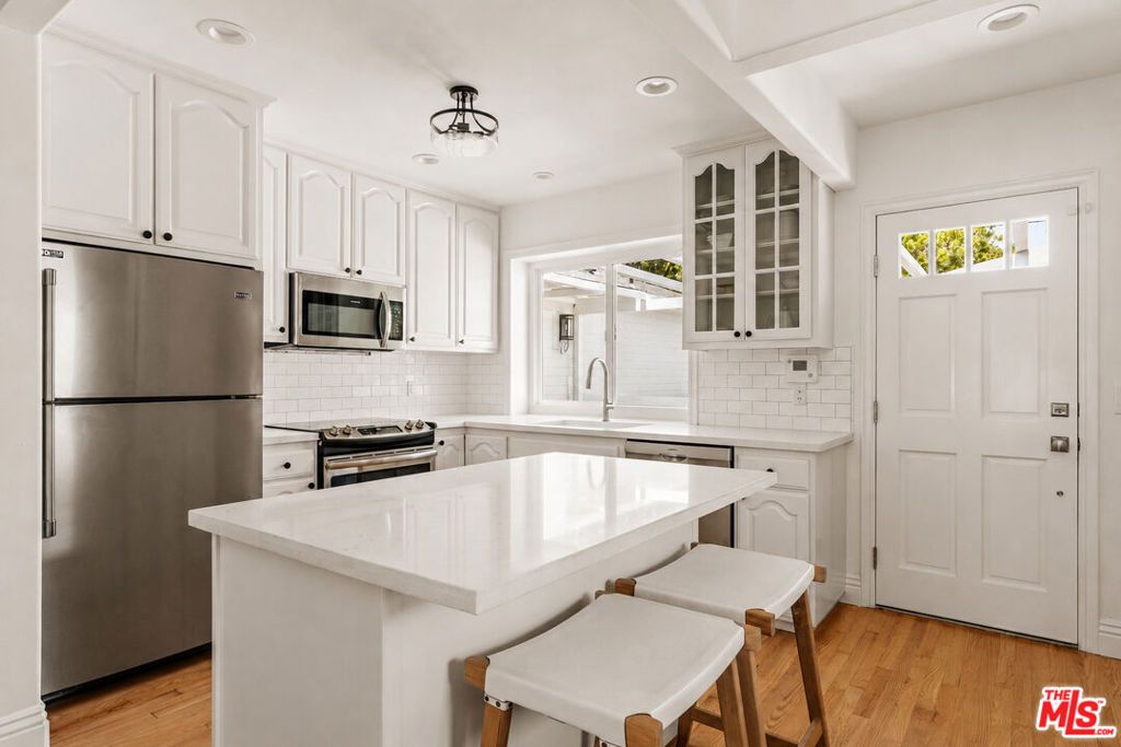Image 8 of property listing at 8316 Westlawn Avenue, Los Angeles, CA 90045