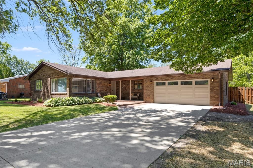 Image 2 of property listing at 5 Magnolia Drive, Moro, IL 62067
