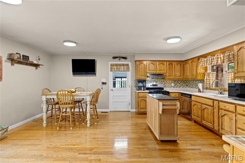 Image 12 of property listing at 5 Magnolia Drive, Moro, IL 62067