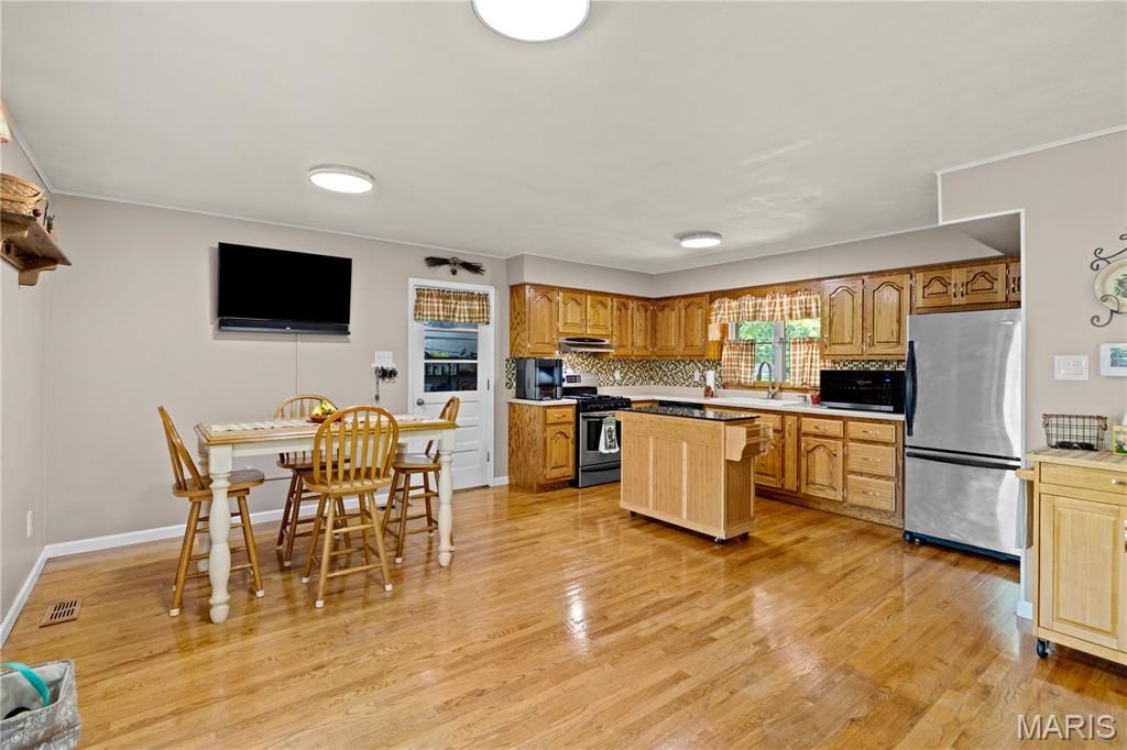 Image 13 of property listing at 5 Magnolia Drive, Moro, IL 62067