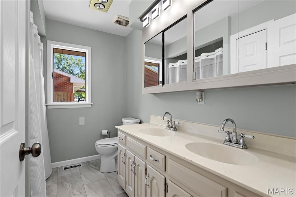 Image 20 of property listing at 5 Magnolia Drive, Moro, IL 62067