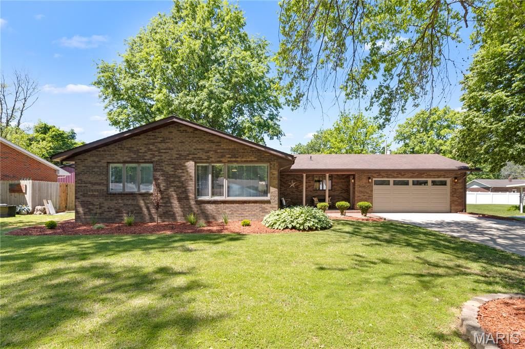 Image 3 of property listing at 5 Magnolia Drive, Moro, IL 62067