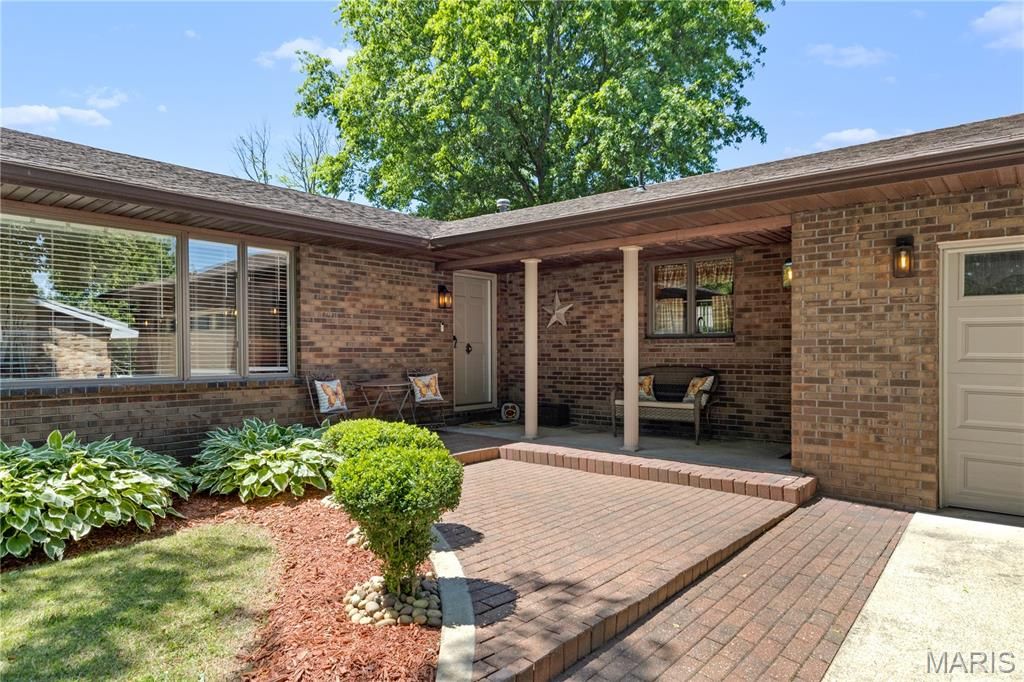 Image 4 of property listing at 5 Magnolia Drive, Moro, IL 62067