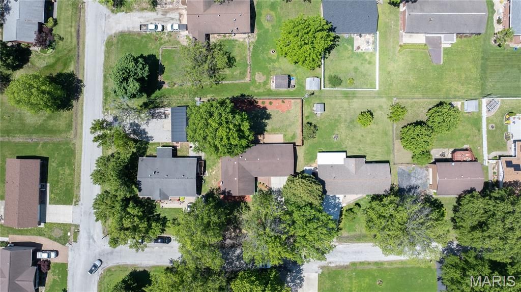 Image 38 of property listing at 5 Magnolia Drive, Moro, IL 62067