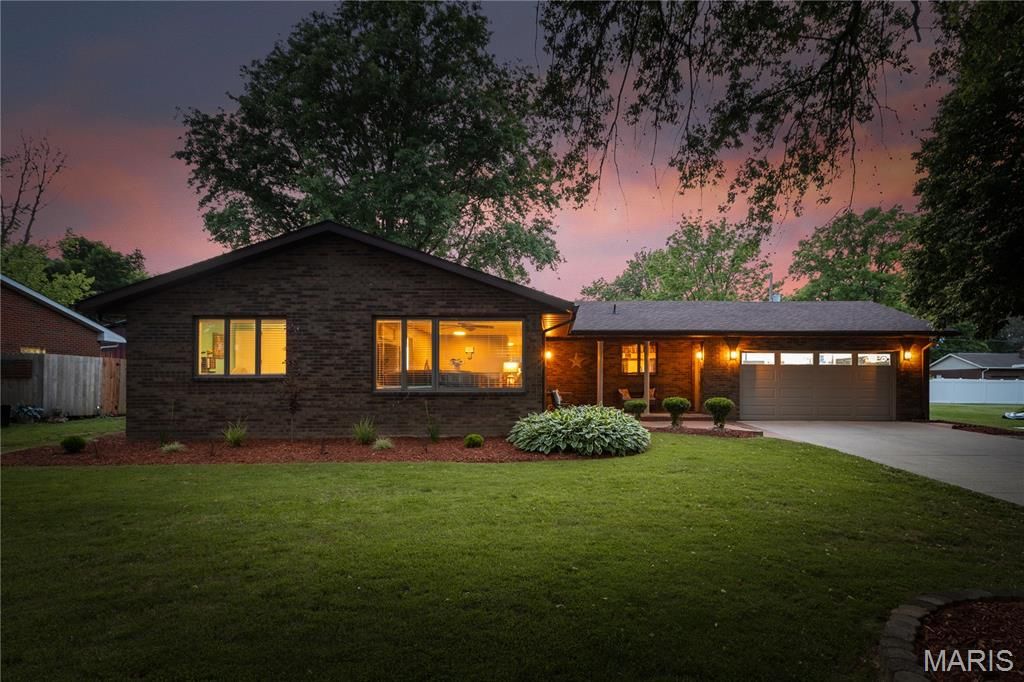 Image 5 of property listing at 5 Magnolia Drive, Moro, IL 62067