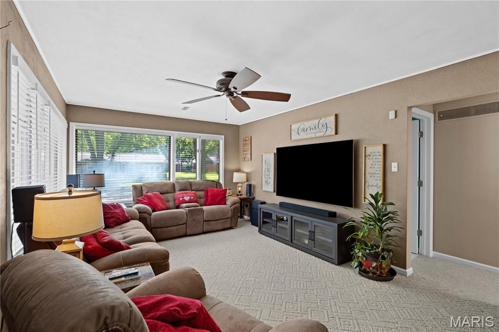 Image 7 of property listing at 5 Magnolia Drive, Moro, IL 62067