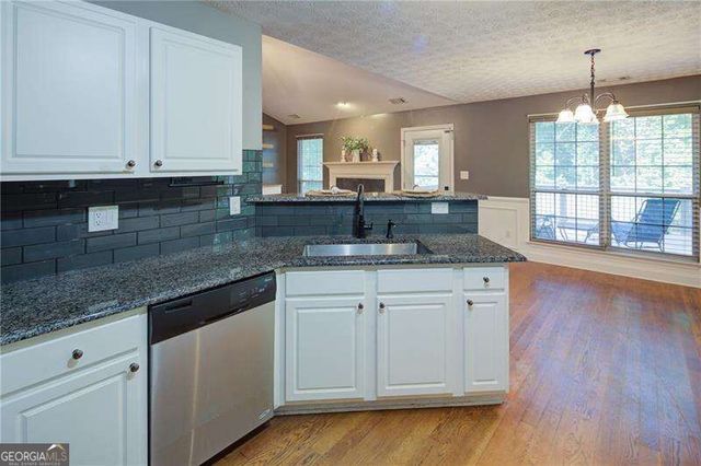4267 Rivuere Point, Gainesville, GA 30507