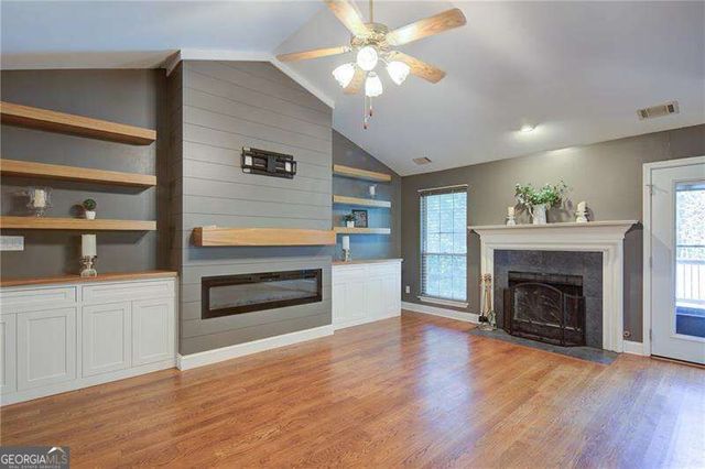 4267 Rivuere Point, Gainesville, GA 30507