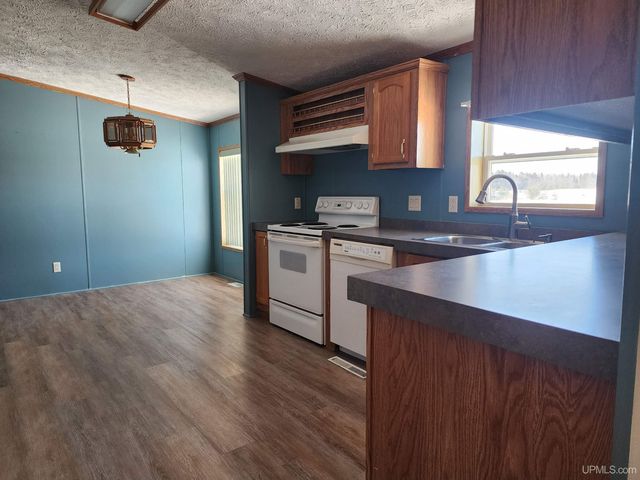 1620 Willow Creek Road, Escanaba, MI 49829