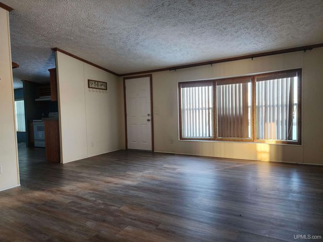 1620 Willow Creek Road, Escanaba, MI 49829