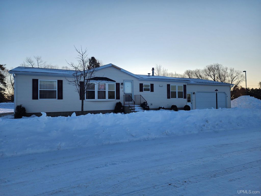 1620 Willow Creek Road, Escanaba, MI 49829