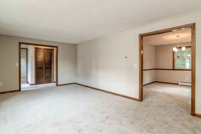 184 Cambridge Cir, Longmeadow, MA 01106