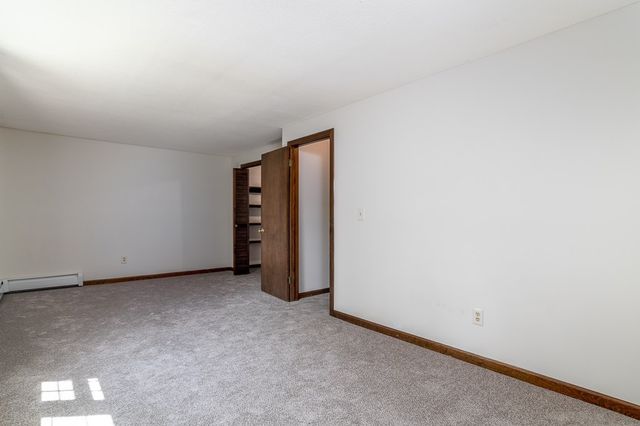 184 Cambridge Cir, Longmeadow, MA 01106