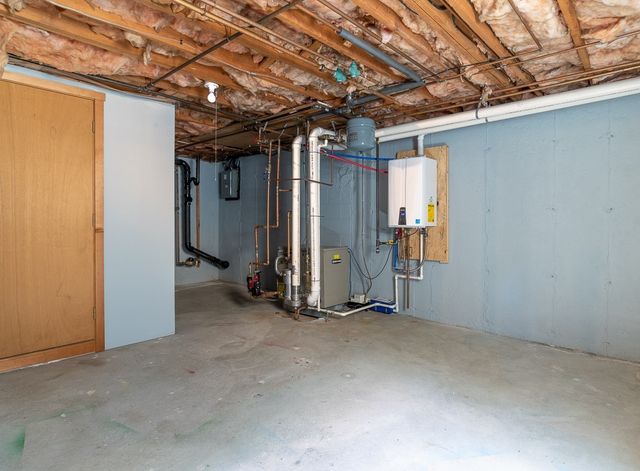 184 Cambridge Cir, Longmeadow, MA 01106