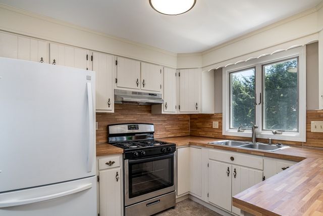 184 Cambridge Cir, Longmeadow, MA 01106