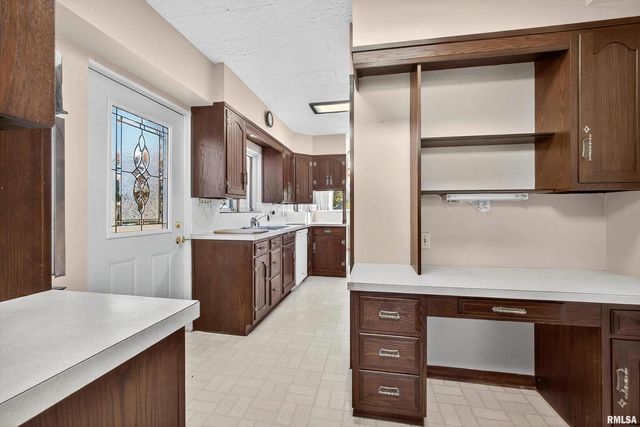 1228 COFFELT Avenue, Bettendorf, IA 52722