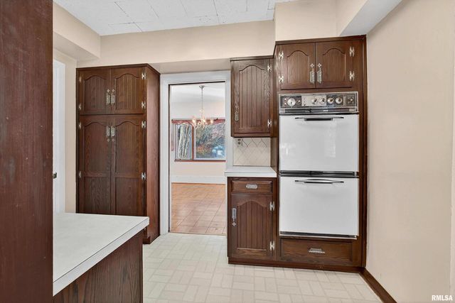 1228 COFFELT Avenue, Bettendorf, IA 52722