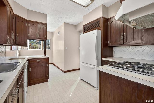 1228 COFFELT Avenue, Bettendorf, IA 52722