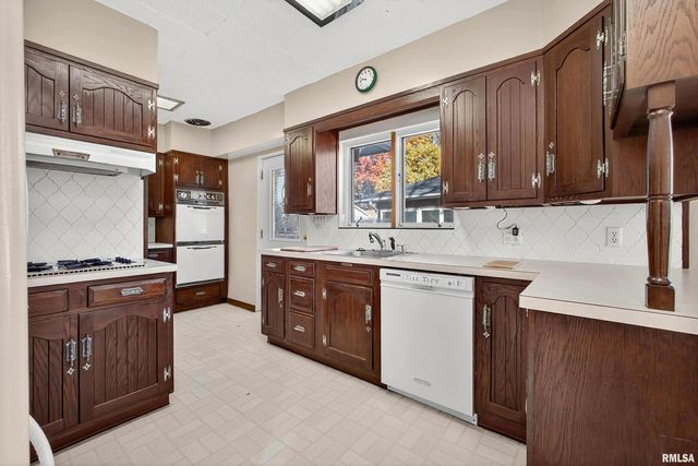 1228 COFFELT Avenue, Bettendorf, IA 52722