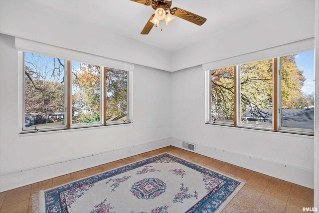 1228 COFFELT Avenue, Bettendorf, IA 52722