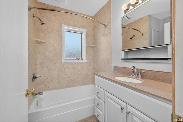 1228 COFFELT Avenue, Bettendorf, IA 52722