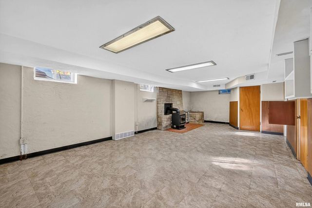 1228 COFFELT Avenue, Bettendorf, IA 52722