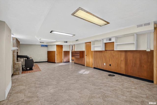 1228 COFFELT Avenue, Bettendorf, IA 52722