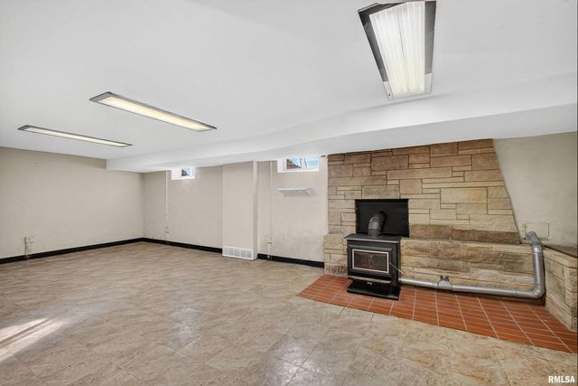 1228 COFFELT Avenue, Bettendorf, IA 52722