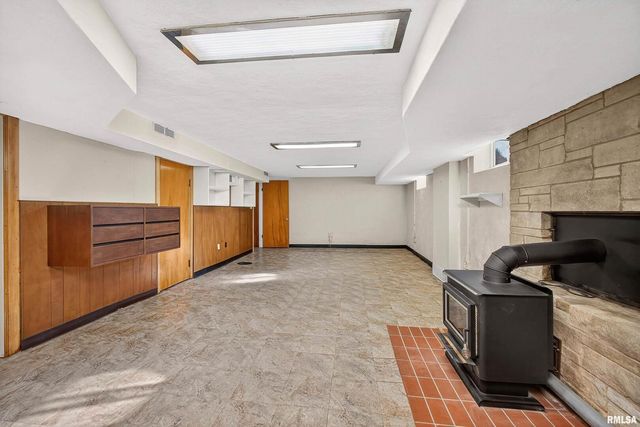 1228 COFFELT Avenue, Bettendorf, IA 52722