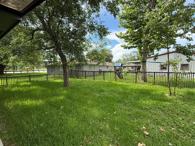 5525 Main Street, Santa Fe, TX 77510