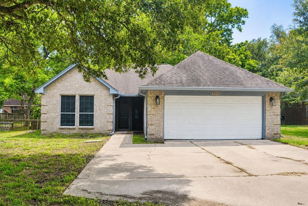 5525 Main Street, Santa Fe, TX 77510
