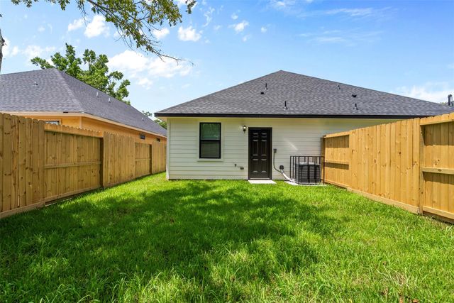 9110 Everglade B, Houston, TX 77078