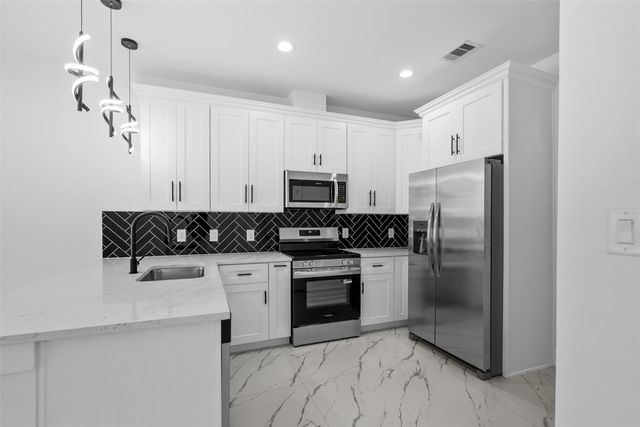 9110 Everglade B, Houston, TX 77078