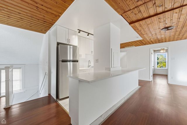 7635 W Foster Avenue, Chicago, IL 60656