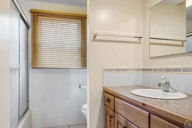 2879 27th ST, Topeka, KS 66617