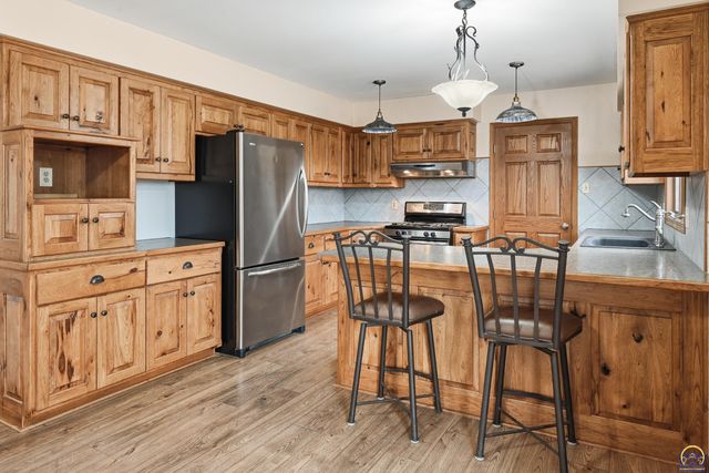 2879 27th ST, Topeka, KS 66617