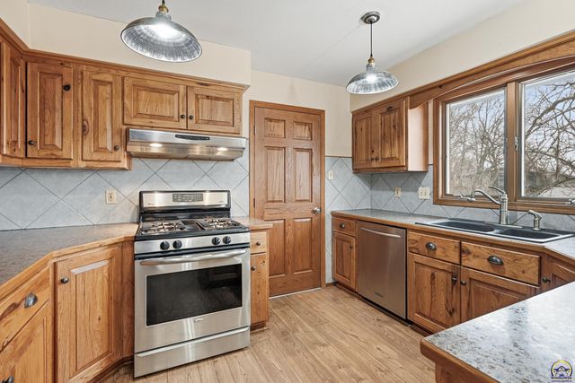 2879 27th ST, Topeka, KS 66617