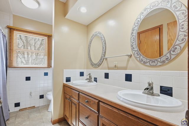 2879 27th ST, Topeka, KS 66617