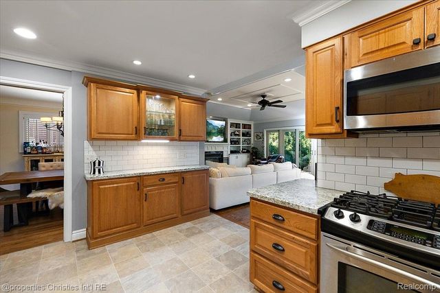 1870 Prestwick Road, Grosse Pointe Woods, MI 48236
