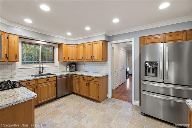 1870 Prestwick Road, Grosse Pointe Woods, MI 48236