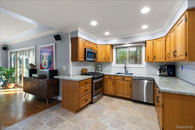 1870 Prestwick Road, Grosse Pointe Woods, MI 48236