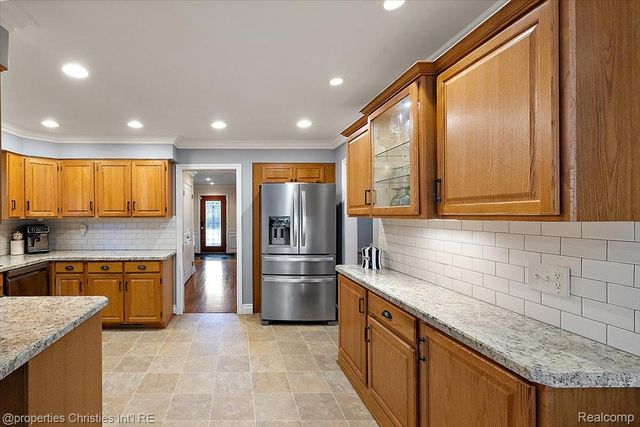 1870 Prestwick Road, Grosse Pointe Woods, MI 48236