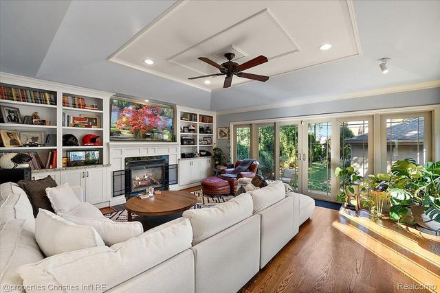 1870 Prestwick Road, Grosse Pointe Woods, MI 48236