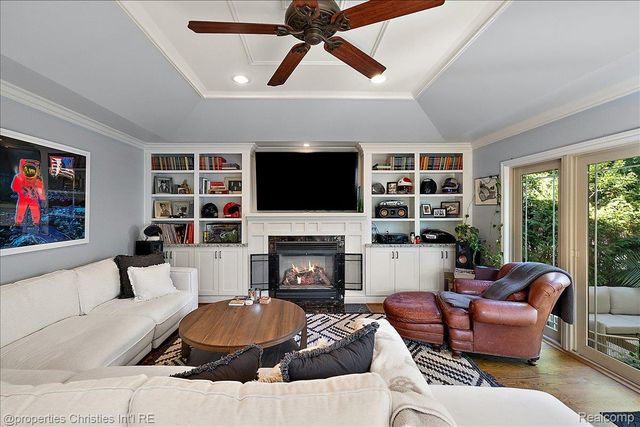 1870 Prestwick Road, Grosse Pointe Woods, MI 48236