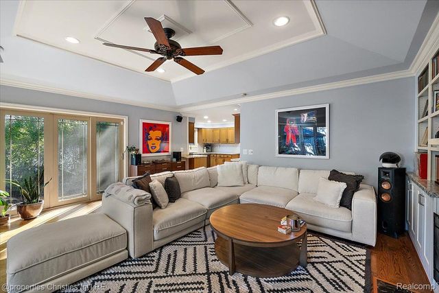 1870 Prestwick Road, Grosse Pointe Woods, MI 48236