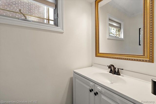 1870 Prestwick Road, Grosse Pointe Woods, MI 48236