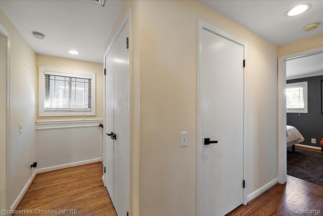 1870 Prestwick Road, Grosse Pointe Woods, MI 48236